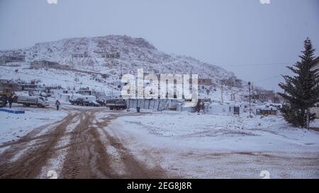 Syrisches Flüchtlingslager in Syrien Libanon grenzt zur Zeit der Schneesturm Winter Schneesturm Schlechtes Wetter 2021 Stockfoto