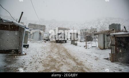 Syrisches Flüchtlingslager in Syrien Libanon grenzt zur Zeit der Schneesturm Winter Schneesturm Schlechtes Wetter 2021 Stockfoto