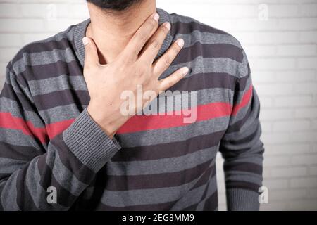 Unerkannte Mann, der Kehlschmerz aus der Nähe leidet Stockfoto