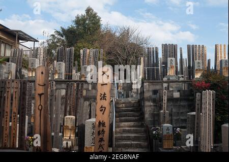 24,12.2017, Kyoto, Japan, Asien - Japanischer Friedhof mit Grabsteinen und traditionellen Toba-Tafeln (Gedenktafeln). Stockfoto