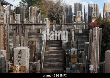 24,12.2017, Kyoto, Japan, Asien - Japanischer Friedhof mit Grabsteinen und traditionellen Toba-Tafeln (Gedenktafeln). Stockfoto