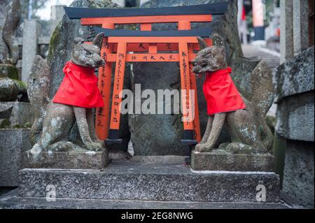 24,12.2017, Kyoto, Japan, Asien - Steinfiguren zeigen Inari Okami, japanischen Fuchs (Kitsune), Gottheit (Kami) auf dem Berg Inariyama, Fushimi Inari Taisha. Stockfoto