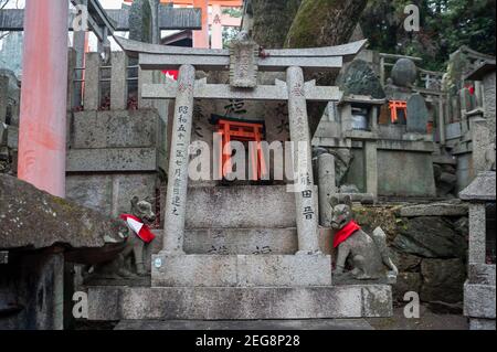 24,12.2017, Kyoto, Japan, Asien - Steinfiguren zeigen Inari Okami, japanischen Fuchs (Kitsune), Gottheit (Kami) auf dem Berg Inariyama, Fushimi Inari Taisha. Stockfoto