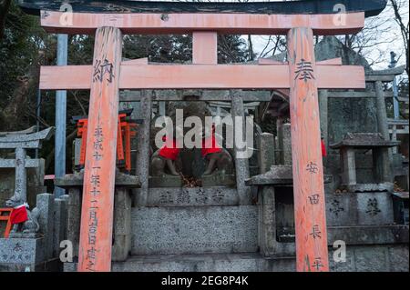 24,12.2017, Kyoto, Japan, Asien - Steinfiguren zeigen Inari Okami, japanischen Fuchs (Kitsune), Gottheit (Kami) auf dem Berg Inariyama, Fushimi Inari Taisha. Stockfoto