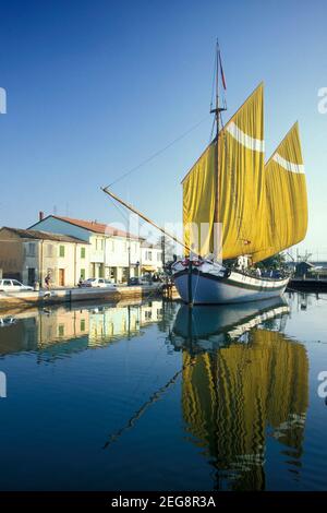 Traditionelle Fischerboote am canale porto in der Stadt Cesenatico in der Emilia-Romagna in Italien. Italien, Cesenatico, Juni 2001 Stockfoto