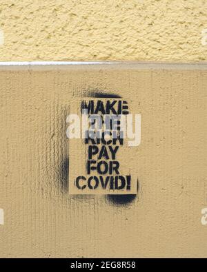 Make the Rich Pay for Covid Schablone auf der Wand...politische Stadtkunst während der Corona Pandemie, Mitte, Berlin Stockfoto