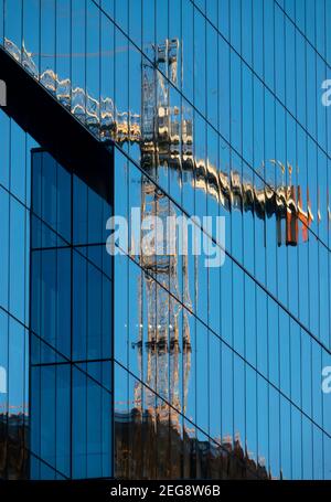 USA Maryland MD Bethesda Baukran in der Reflexion von Ein neuer Bürogebäudeturm Stockfoto