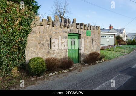 Caerwys, Flintshire; Großbritannien: 11. Feb 2021: Der quadratische, aus Stein gebaute Unterstand in Caerwys ist ein pinfold, der in der Vergangenheit zur Unterbringung von Streunenden verwendet worden wäre Stockfoto