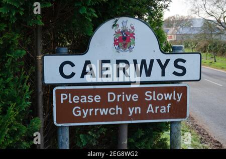 Caerwys, Flintshire; Großbritannien: 11. Feb 2021: Ein aus Stein errichtetes Namensschild am Eingang von Caerwys enthält das offizielle Wappen der Stadt. Ein zweites Zeichen Stockfoto