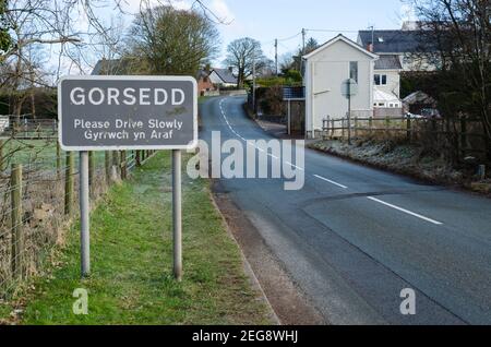 Gorsedd, Flintshire; Großbritannien: 11. Feb 2021: Ein Ortsschild am Ortseingang von Gorsedd enthält eine zweisprachige walisische und englische Botschaft Stockfoto