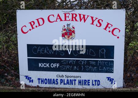 Caerwys, Flintshire; UK: Feb 11, 2021: Ein Schild gibt humorvolle Details der bevorstehenden Befestigung für Caerwys Football Club, während der Sperre wegen der Stockfoto