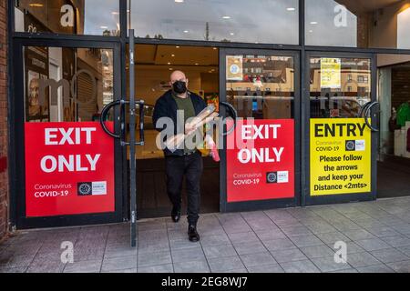 Cork, Irland. Februar 2021, 18th. Die Menschen im Stadtzentrum von Cork gehen während der Sperrung der 5. Ebene der Regierung um ihre Geschäfte. Quelle: AG News/Alamy Live News Stockfoto