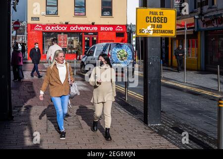 Cork, Irland. Februar 2021, 18th. Die Menschen im Stadtzentrum von Cork gehen während der Sperrung der 5. Ebene der Regierung um ihre Geschäfte. Quelle: AG News/Alamy Live News Stockfoto
