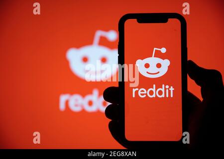 LONDON, UK - Februar 2021: Reddit-Logo auf einem Smartphone-Gerät angezeigt Stockfoto