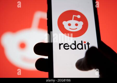 LONDON, UK - Februar 2021: Reddit-Logo auf einem Smartphone-Gerät angezeigt Stockfoto