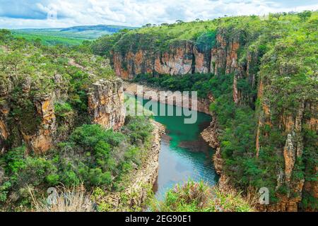 Canyons of Furnas, Stadt Postkarte von Capitólio MG Brasilien. Schöne Panoramalandschaft des Öko-Tourismus von Minas Gerais Staat. Schönes grünes Wasser o Stockfoto