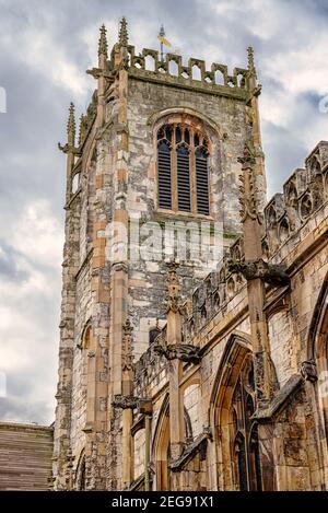 St. Martin Le Grand Kirche in York. Der Turm erstreckt sich bis zu einem wolkigen Himmel. Stockfoto