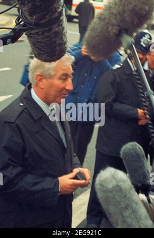 Paul Condon, Metropolitan Police Commissioner, spricht vor den Medien am Ort des IRA-Pub-Bombenanschlags auf die Sussex Arms, Covent Garden, London. 12th. Oktober 1992 Stockfoto