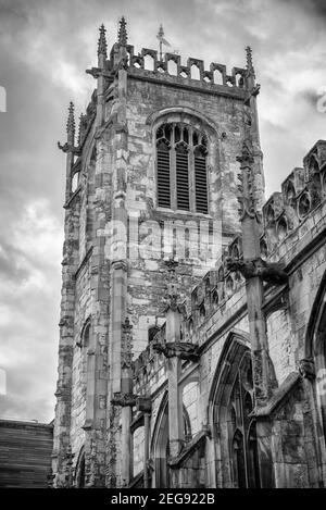 St. Martin Le Grand Kirche in York. Der Turm erstreckt sich bis zu einem wolkigen Himmel. Stockfoto