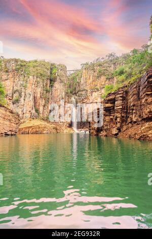 Schluchten von Furnas und der Wasserfall bei Capitólio MG, Brasilien. Schöne Landschaft von Canyons, der Wasserfall und die grüne Lagune auf einem bunten su Stockfoto