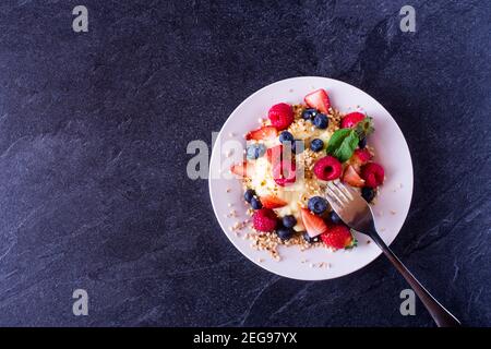 Gesundes Dessert mit zuckerfreiem Vanillepudding und frischen Beeren Auf einer Platte von oben mit Kopierplatz Stockfoto