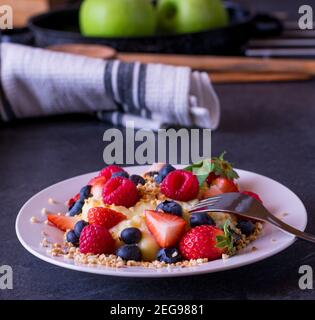 Ketogene Diät süßes Dessert mit frischen Beeren auf einem serviert Platte Stockfoto