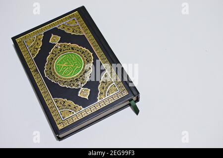 Heiliger Al Quran mit schriftlicher arabischer Kalligraphie Bedeutung von Al Quran. Islamisches Konzept Stockfoto