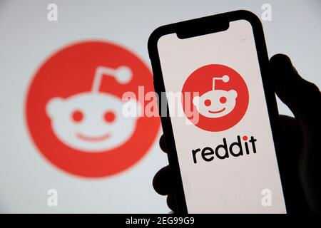 LONDON, UK - Februar 2021: Reddit-Logo auf einem Smartphone-Gerät angezeigt Stockfoto