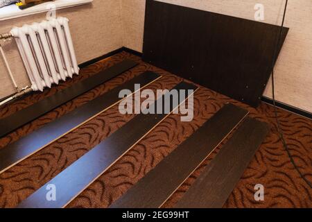 Auspacken und Montage von Möbelkomponenten von Bett-Platte Spanplatte Konstrukt Stockfoto
