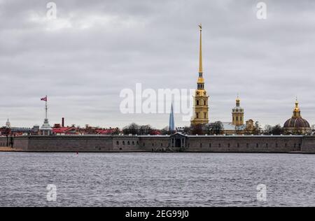 05. November 2019, Russland, St. Petersburg: Die Peter-Paul-Festung und die Peter-Paul-Kathedrale in der Newa. Ein Festungskomplex aus dem frühen 18th. Jahrhundert. Foto: Jan Woitas/dpa-Zentralbild/ZB Stockfoto