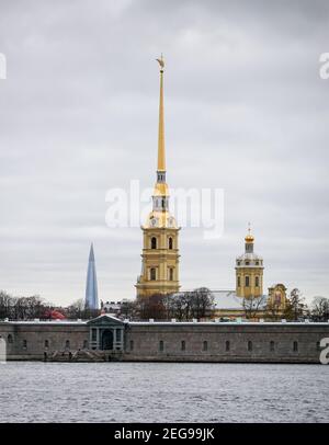 05. November 2019, Russland, St. Petersburg: Die Peter-Paul-Festung und die Peter-Paul-Kathedrale in der Newa. Ein Festungskomplex aus dem frühen 18th. Jahrhundert. Foto: Jan Woitas/dpa-Zentralbild/ZB Stockfoto