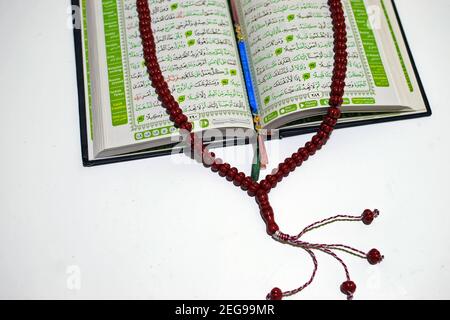 Heiliger Al Koran mit schriftlicher arabischer Kalligraphie Bedeutung von Al Quran und Rosenkranz oder tasbih Stockfoto