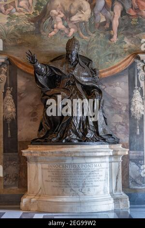 Bronzeskulptur von Papst Innozenz X. Pamphilj von Alessandro Algardi im Saal der Horatier und Kuriatier, Kapitolinische Museen, Rom, Italien Stockfoto