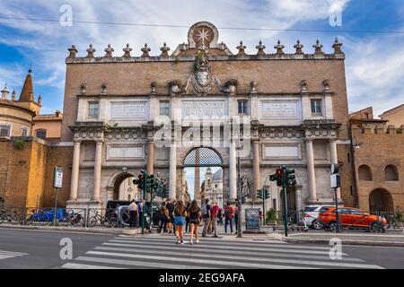 Porta del Popolo Tor der Aurelianischen Mauer in Rom, Italien Stockfoto
