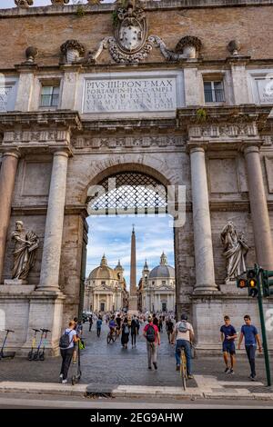 Porta del Popolo Tor der Aurelianischen Mauern zum Piazza del Popolo Stadtplatz in Rom, Italien Stockfoto