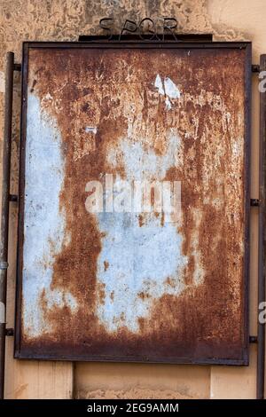 Alte, rostige Metall-Tafel mit der Abkürzung SPQR (der römische Senat und Menschen) an der Hauswand in Rom, Italien Stockfoto