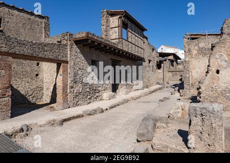 Ruinen von Pompeji, einer alten römischen Stadt in Pompeji, Italien, Kampanien Region, ausgegraben Straße und Häuser, zerstört im AD 79 durch den Vulkan Vesuv Stockfoto