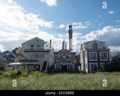 Bild von Provincetown mit dem Pilgrim Monument und der Stadt Halle Stockfoto