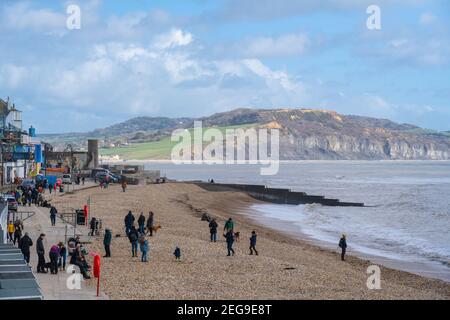 Lyme Regis, Dorset, Großbritannien. Februar 2021, 18th. UK Wetter: Die Menschen machen das Beste aus den sonnigen Zauber bei Lyme Regis zur Halbzeit. Der beliebte Badeort ist während der Schulferien viel ruhiger als normal, da die dritte UK-Sperre weiter besteht. Kredit: Celia McMahon/Alamy Live Nachrichten Stockfoto