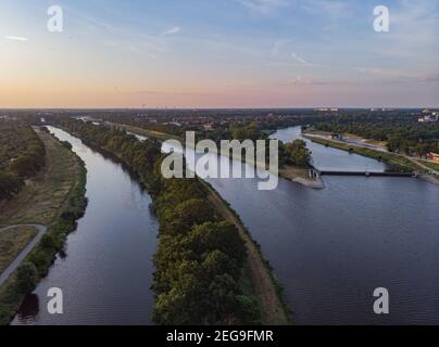 Morgen Luftbild über Küsten, Inseln und Halbinsel auf dem Fluss oder in Breslau Stadt Stockfoto