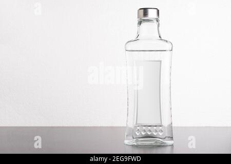 Transparente Wein- oder Wasserflasche vor weißem Hintergrund, editierbare Musterserie-Vorlage bereit für Ihr Design, Etikettenauswahl-Pfad enthalten. Stockfoto