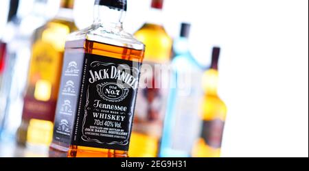 POZNAN, POL - Okt 30, 2020: Flaschen verschiedener globaler Hartlikör-Marken wie Whiskey, Wodka, Tequila und Gin Stockfoto