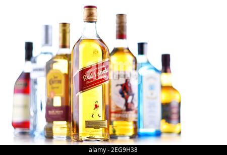 POZNAN, POL - Okt 30, 2020: Flaschen verschiedener globaler Hartlikör-Marken wie Whiskey, Wodka, Tequila und Gin Stockfoto