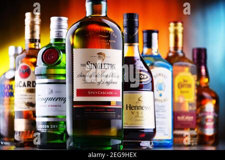 POZNAN, POL - Okt 30, 2020: Flaschen verschiedener globaler Hartlikör-Marken wie Whiskey, Wodka, Tequila und Gin Stockfoto