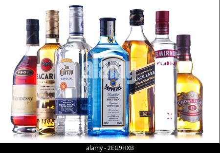 POZNAN, POL - NOV 5, 2020: Flaschen verschiedener globaler Hartlikör-Marken wie Whiskey, Wodka, Tequila und Gin Stockfoto