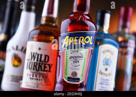 POZNAN, POL - NOV 5, 2020: Flaschen verschiedener globaler Hartlikör-Marken wie Whiskey, Wodka, Tequila und Gin Stockfoto