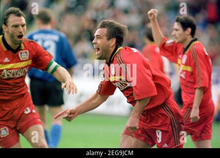 Ulrich Haberland Stadion Leverkusen Deutschland 16.4.2000 Fußball: Bundesliga-Saison 1999/00 Bayer 04 Leverkusen (B04, rot) gegen Arminia Bielefeld 4:1; Ulf Kirsten ( B04) feiert Stockfoto