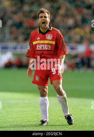 Ulrich Haberland Stadion Leverkusen Deutschland 16.4.2000 Fußball: Bundesliga-Saison 1999/00 Bayer 04 Leverkusen (B04, rot) gegen Arminia Bielefeld 4:1; Ulf Kirsten ( B04) feiert Stockfoto