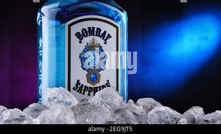 POZNAN, POL - JAN 22, 2021: Flasche Bombay Sapphire, eine Marke von Gin vertrieben von Bacardi. 1987 von International Destil auf den Markt gebracht Stockfoto