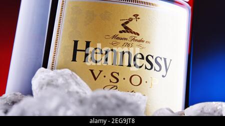 POZNAN, POL - 22. JAN 2021: Flasche Hennessy, eine Marke des berühmten Cognac aus Cognac, Frankreich Stockfoto